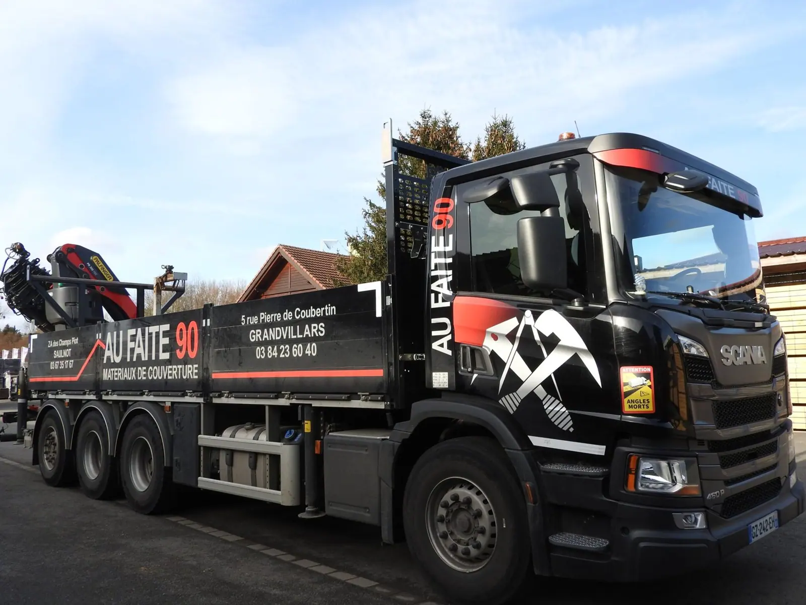 Camion plateau-grue Scania aux couleurs d’Au Faite 90