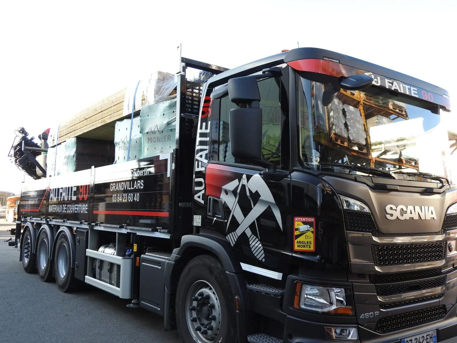 Camion-grue Au Faite 90 en livraison