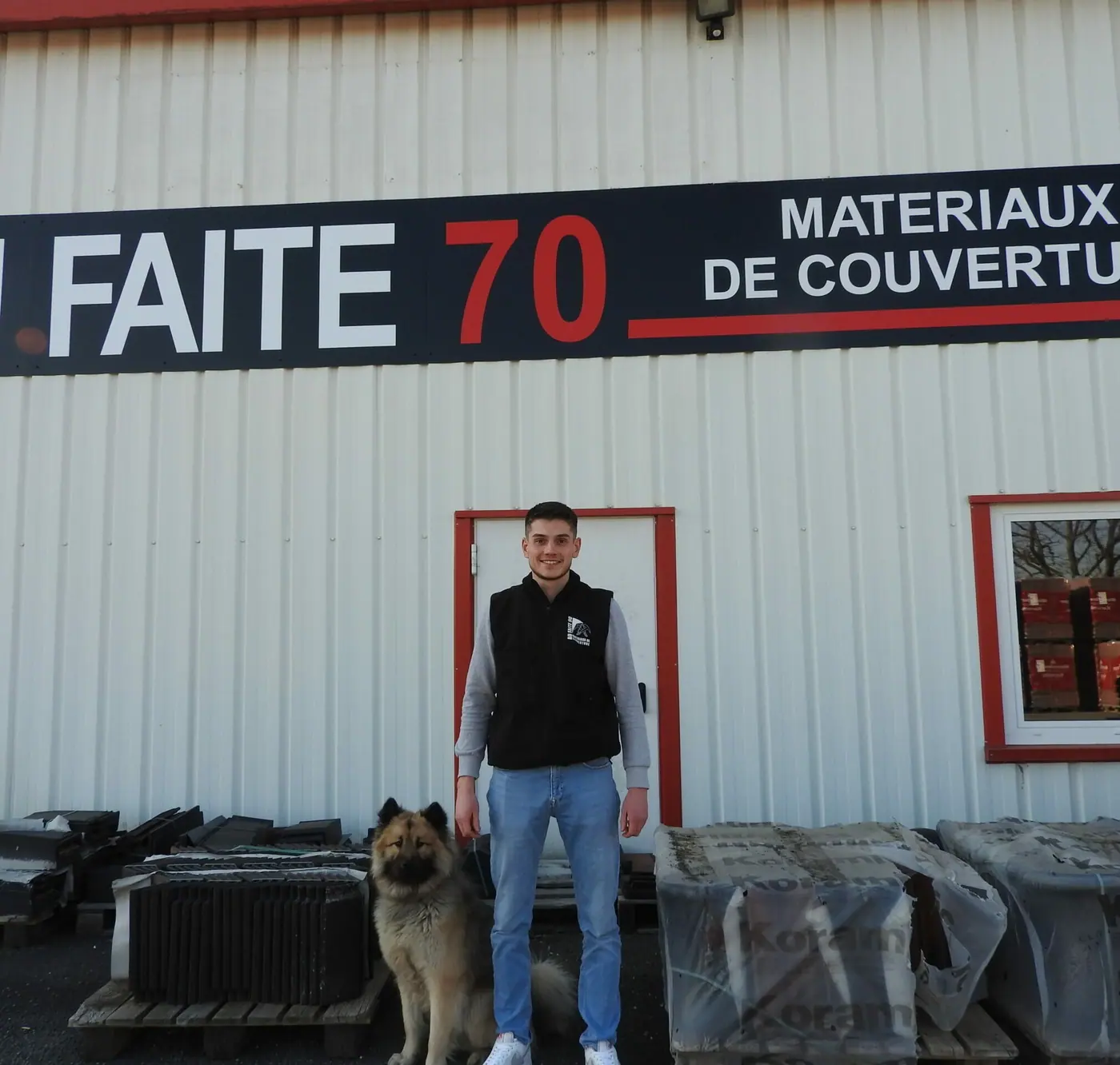 Devant le dépôt Au Faite 70 de Saulnot